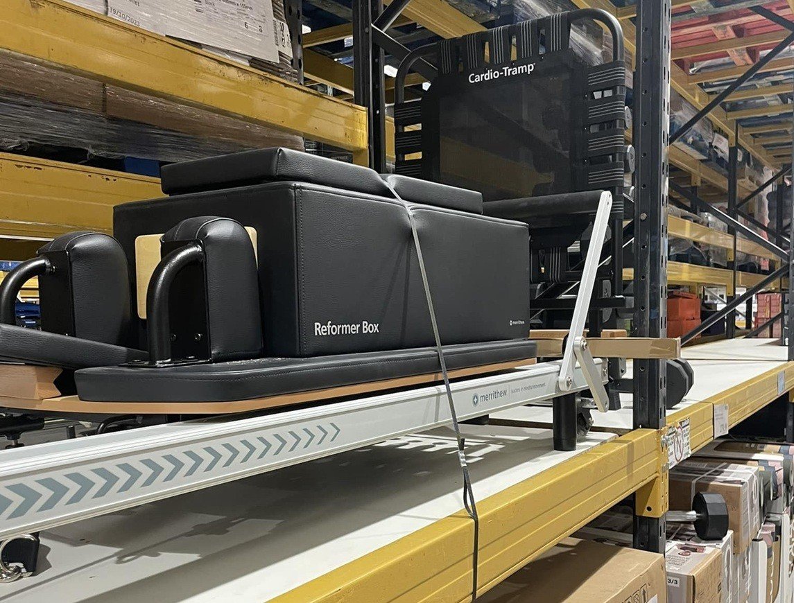 Cama reformer: tendencia global en fechas festivas que empieza a aprovechar el mercado Reformer en una sucursal de Costco. Foto tomada del grupo de Facebook, Pilates Community,