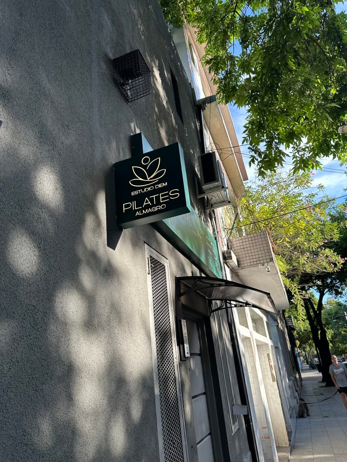 Semántica del Pilates: identidad y mercado Una vista del cartel de un estudio de pilates, en Almagro. Foto: LEZ.