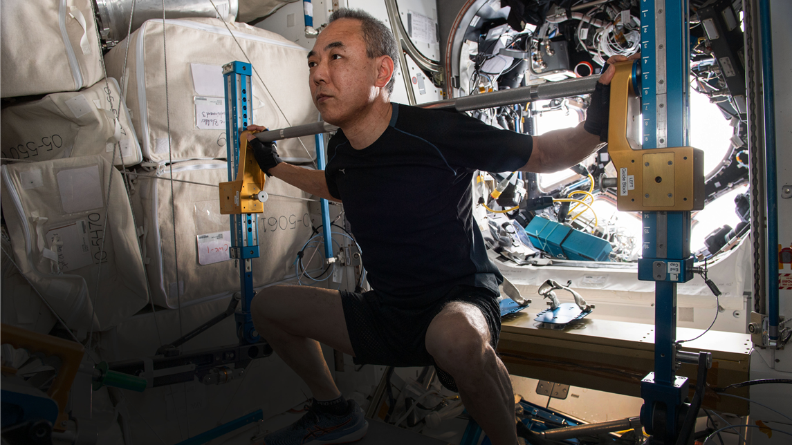 Lo que la NASA explica sobre el cuerpo: pilates, fuerza en el tronco y la preparación para ir a la Luna Satoshi Furukawa realizando ejercicio a bordo de la Estación Espacial Internacional. Foto: NASA.